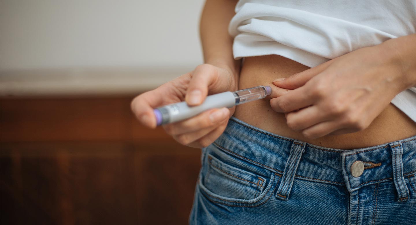 women-injecting-weight-loss pen